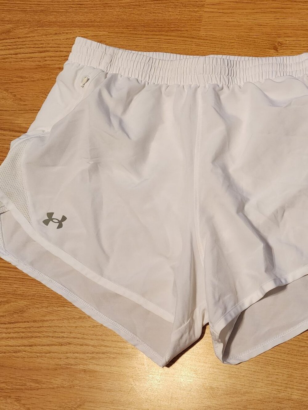 Under Armour White Women's Fly-By 2.0 Shorts Size Large EUC